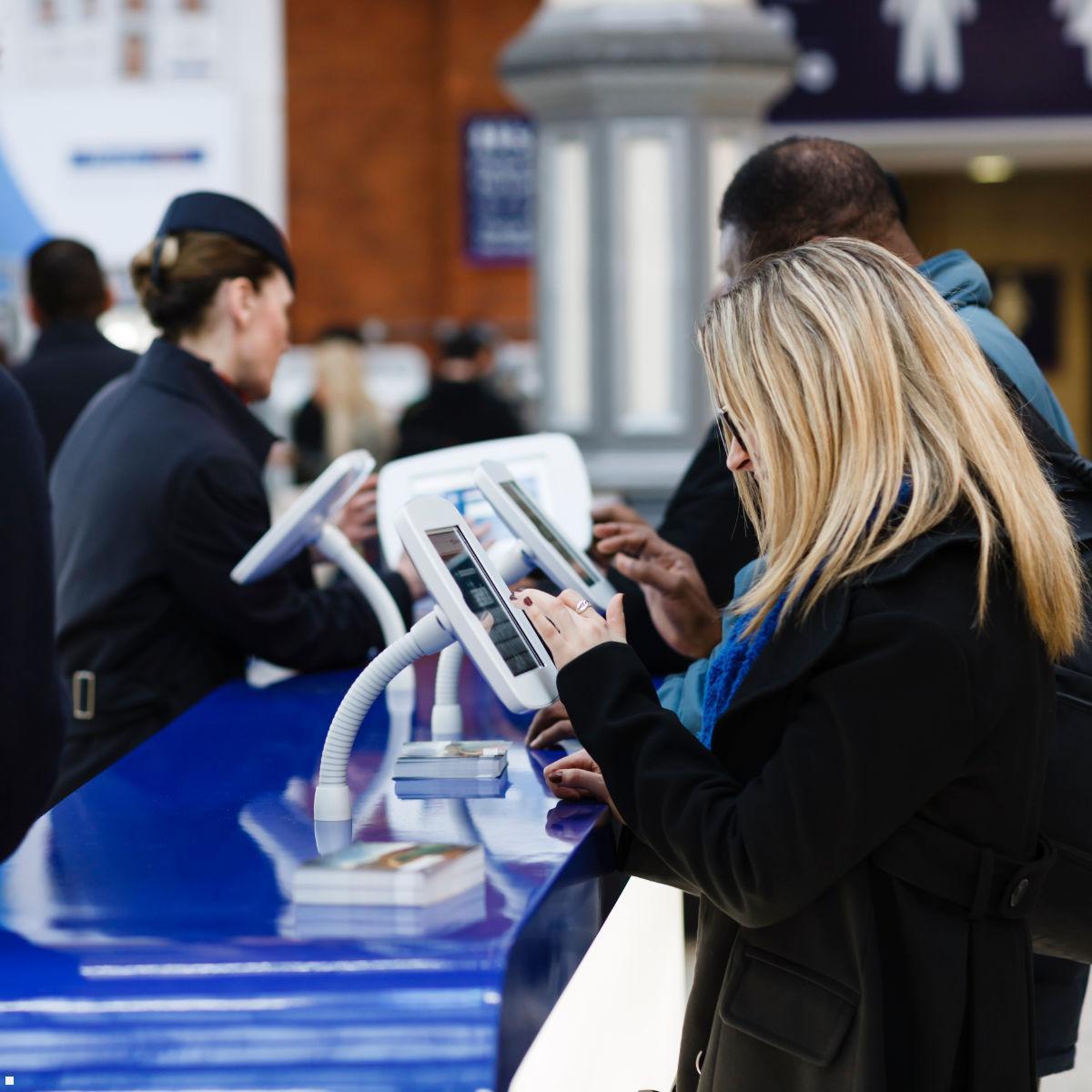 Bouncepad FLEX Tablet Tischständer Apple iPad 10.9 (10. Gen.), weiß, Bahnhof