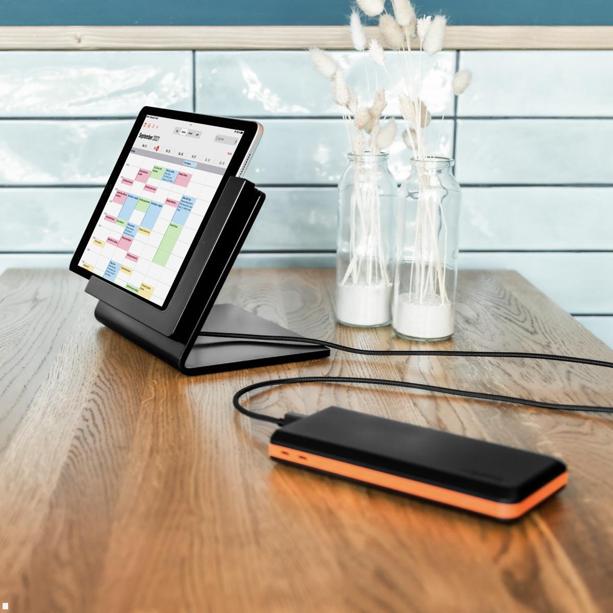 TabLines TTP009W Tabletständer Tisch Plug für iPad Air 11 (M2), weiß Anwendung mit Power Bank